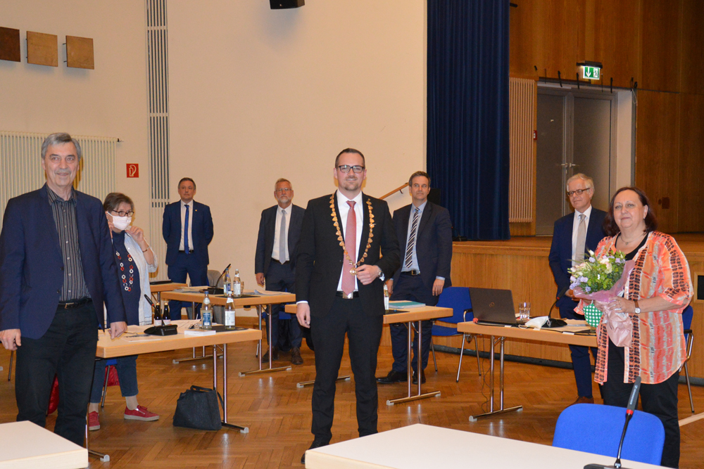 Emil Heinlein (links) und Petra Novotny nach der Vereidigung durch Oberbürgermeister Peter Reiß (Mitte).