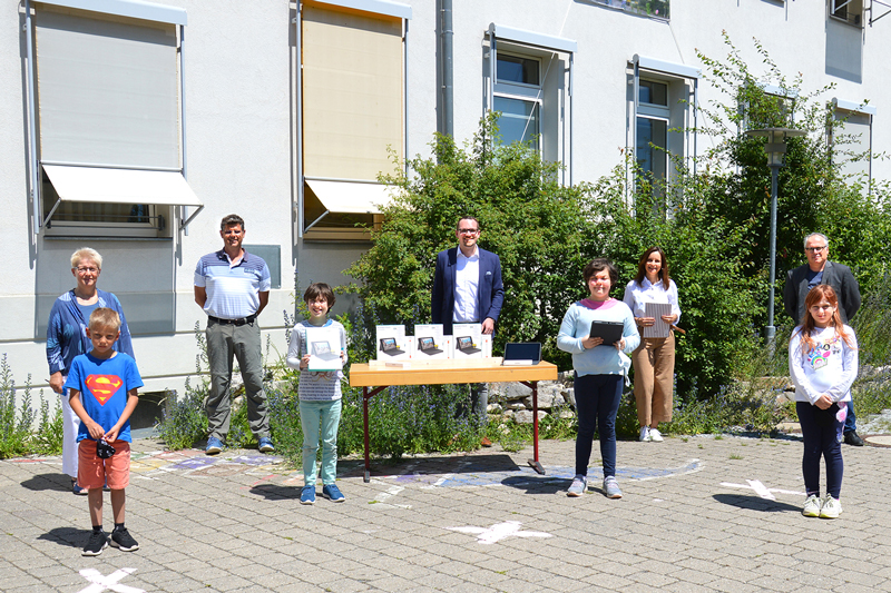 Die Schule am Museum hat elf Geräte erhalten. Darüber freuen sich sowohl Konrektorin Christina Oberrender, Konrektor Thomas Enders, Oberbürgermeister Peter Reiß, Jessica Kardeis vom Bildungsbüro und Schulleiter Christian Daumenlang (hintere Reihe von links) als auch Valentin, Francesca, Sara und Jasmin (vordere Reihe von links).