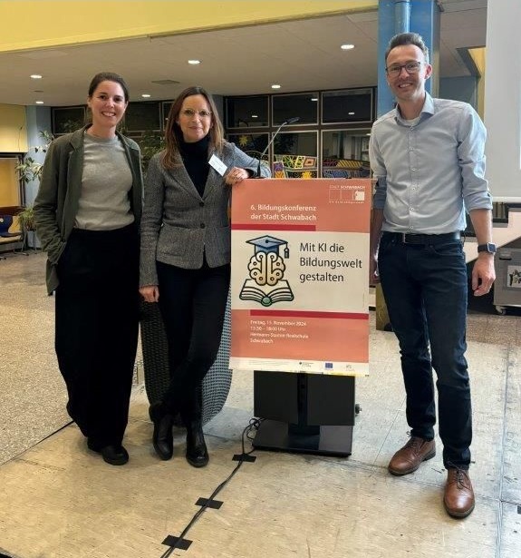 Victoria Vockentanz, Jessica Kardeis (Bildungsbüro Stadt Schwabach) und Josch Falk, Moderation