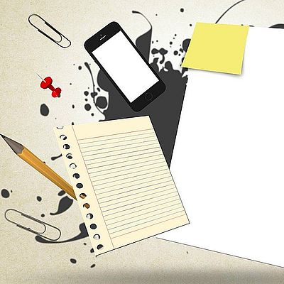 Foto Schreibtisch mit Handy und Notizblock