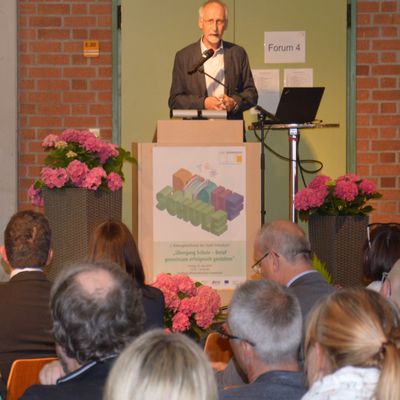 Bild eines Redners während einer Bildungskonferenz