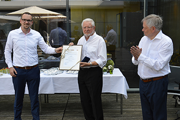 Stephan Kosmann (Mitte) erhält die Goldener Bürgermedaille und eine Urkunde aus den Händen von Oberbürgermeister Peter Reiß (links). Landtagsvizepräsident Karl Freller (rechts) gratuliert.