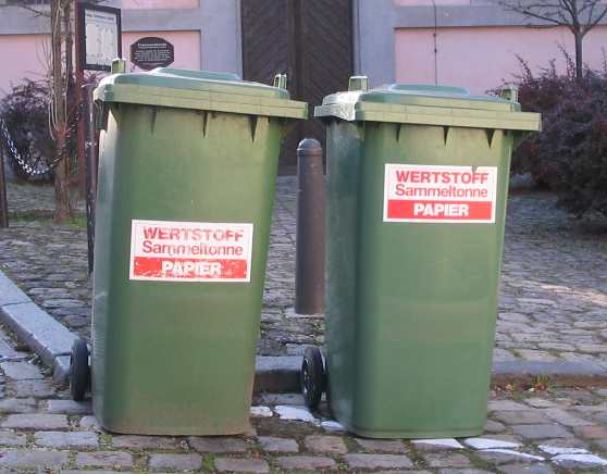 grüne Sammeltonnen für Altpapier