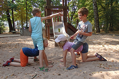 Spielende Kinder auf dem Spielplatz