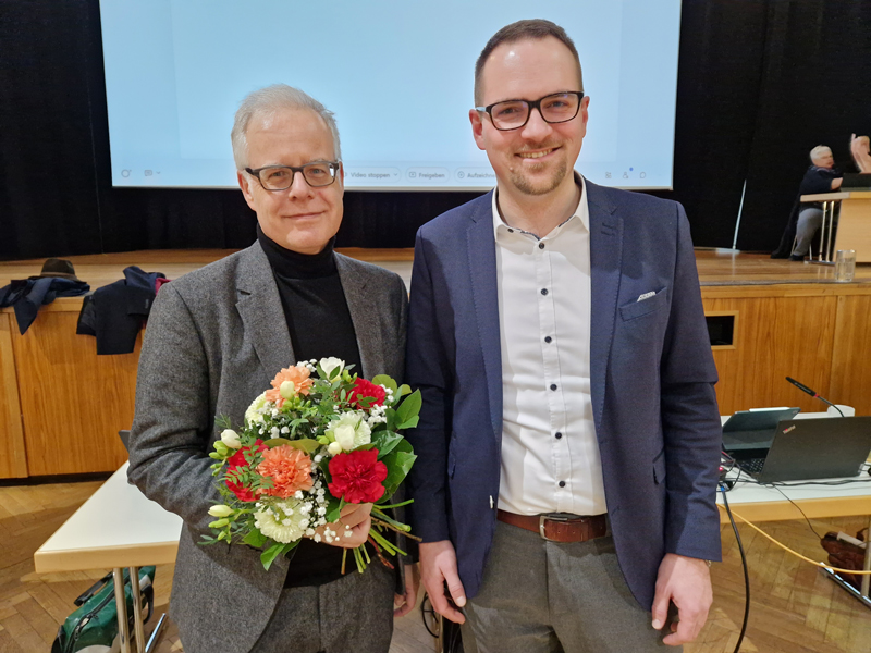 Knut Engelbrecht hat von Oberbürgermeister Peter Reiß einen Blumenstrauß