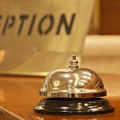 Bild Schild Rezeption mit Klingel im Vordergrund