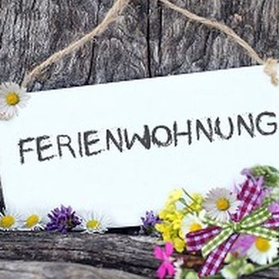 Bild Schild mit der Aufschrift Ferienwohnungen