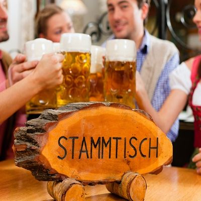 Foto Gesellige Runde beim Bieranstoßen