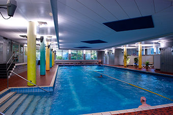 Hallenbad mit Blick auf das Schwimmbecken