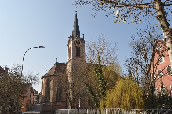 Innenansicht der Spitalkirche, blau beleuchtet