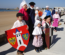Französische Kinder am Strand mit dem Schwabacher Wappen