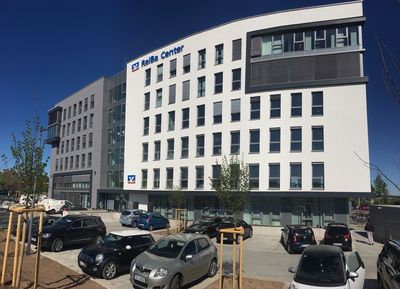 Das RaiBa-Center (Raiffeisenbank) an der A6-Abfahrt Schwabach Süd