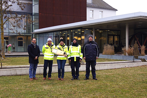 Herr Herweg von der Firma Schréder (links) übergibt die goldene Lampe dem Ing. Büro STEPConsult GmbH und der Firma Gensmann zur Montage am Museum.