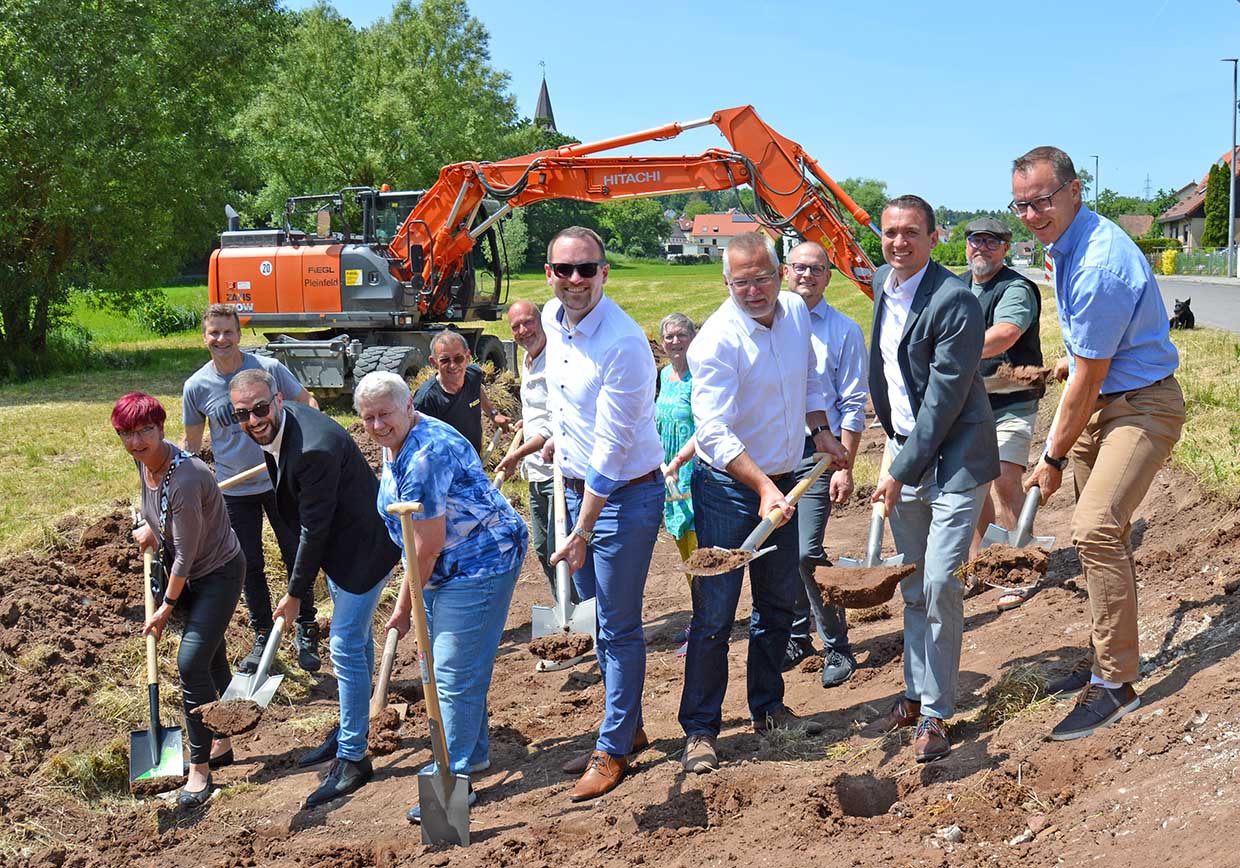 Spatenstich für ein lange währendes Projekt: Oberbürgermeister Peter Reiß (Mitte) griff zusammen mit Marie Kroiss (Planungsbüro Siegle), Jörg Maier (Tiefbauamt), Hasan Ezzo (Baufirma Fiegl), Petra Haußmann (IG Dietersdorf), Karl-Heinz Kühn und Michael Napokoj (Fiegl), Pfarrerin Renate Schindlbauer, Stadtbaurat Ricus Kerckhoff, Lars Kullick (Stadtplanungsamt), Dr. Maximilian Hartl (Referent für Mobilität), Heinz Mathis (Planungsbüro Paul) und Stephan Beron (Tiefbauamt) zum Spaten.