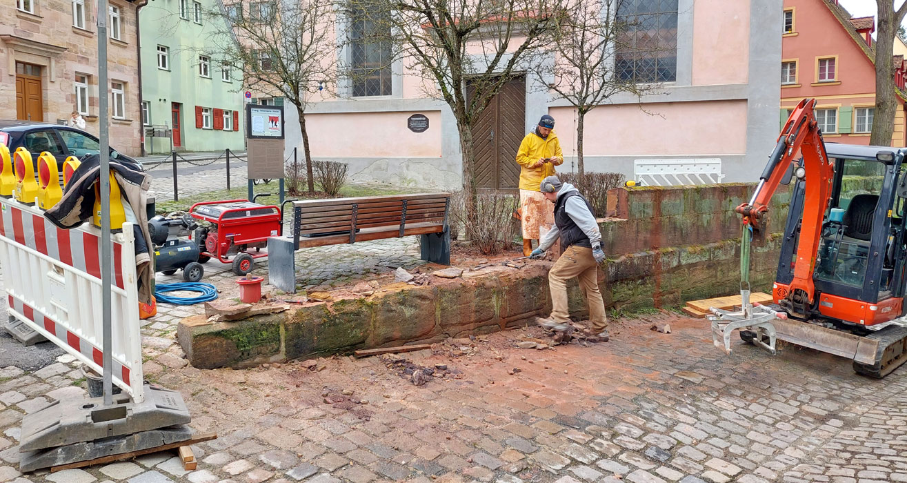 Bauarbeiten an der Stützmauer neben der Franzosenkirche