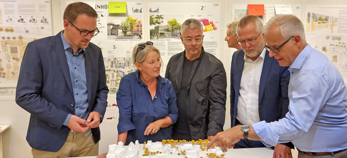 Oberbürgermeister und zwei Referenten mit den Inhabern des Gewinner-Büros