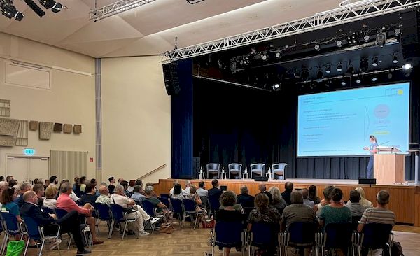 Bild des Mobilitätsforums Bühne mit Zuschauern