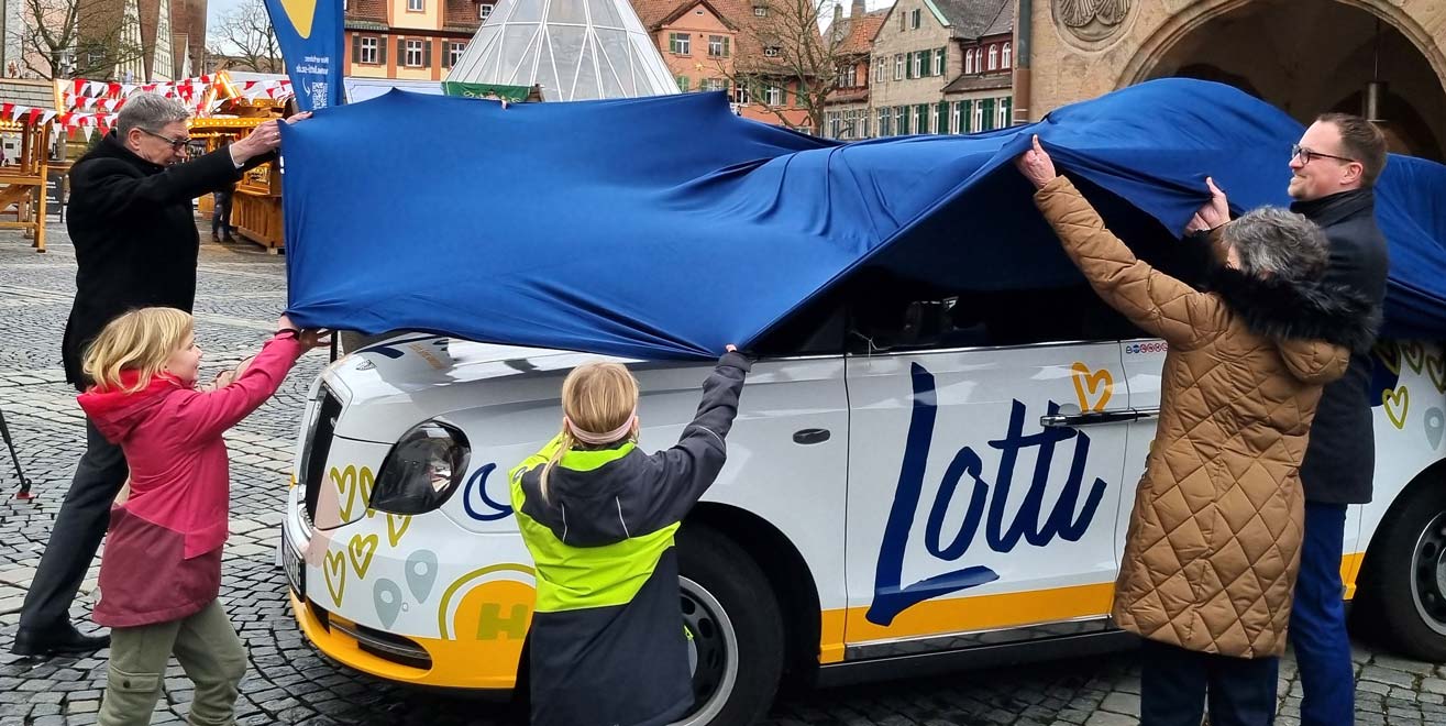 Lotti wird enhüllt.