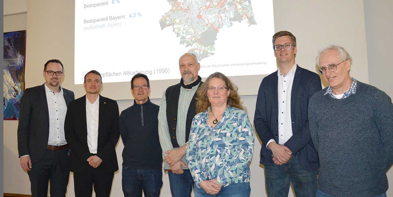 Oberbürgermeister Peter Reiß, Umweltreferent Dr. Maximilian Hartl, Herbert Targan und Ralph Guillery vom PlanungsbüroStadtLand, Gunhild Kastner-Mackes und Carsten Wunsch vom LfU sowie Armin Roder vom städtischen Umweltschutzamt (von links) nach der Veranstaltung: